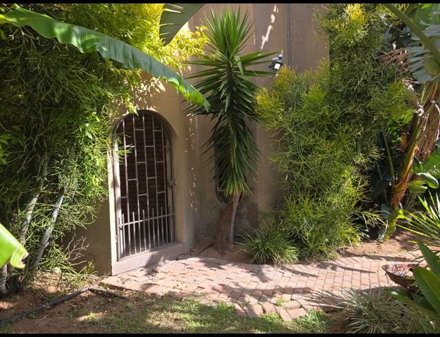 5 BEDROOM HOUSE FOR SALE IN FLORA PARK